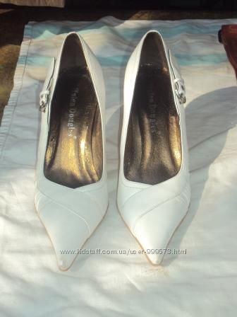 Белые стильные свадебные кожаные туфли 35 размера