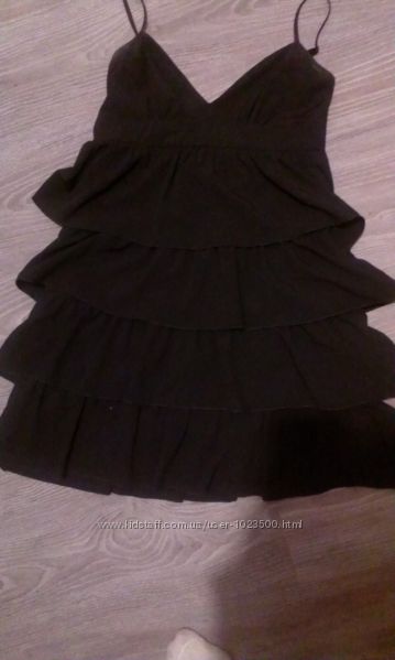 Классное черное платье на тонких бретелях фирмы Ostin