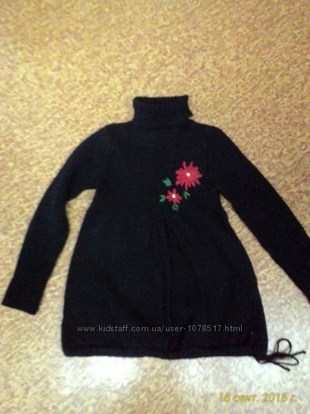 Теплый свитер для беременных черного цвета с красивым цветком