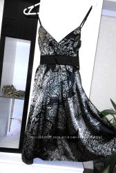Шелковое черное платье с красивым принтом и атласным блеском