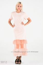 Персиковое платье-футболка с сетчатым подолом в пол Код 5812.