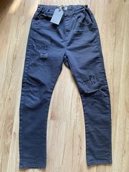 новые джинсы ZARA Испания с надписями и рваные  для парня 12 лет