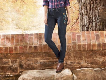 Крутые зауженные джинсы с цветочной вышивкой от Esmara