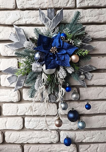 Новогодняя подвеска-венок Снежинка с синей пуансетией