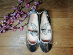 Стильные серебристые туфли балетки с бабочкой на девочку H&M 