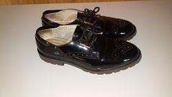 Кожаные лакированные туфли р-р 39-40