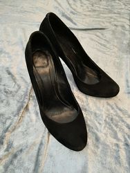 Туфлі чорні замшеві на каблуку фірми Shagal розмір 39